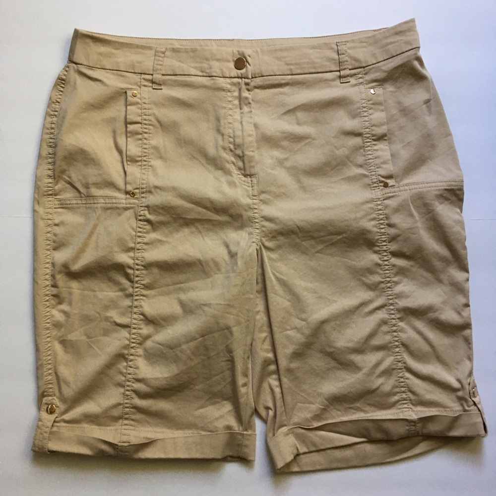 Chico's Beige Tan Bermuda Cargo Shorts tag says size 2 (but fits like an XL)